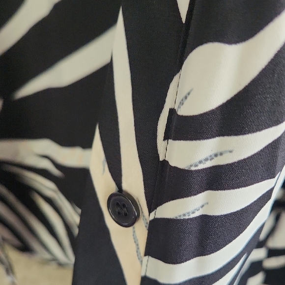 NWT Lizette Collection Zebra and Pearl Button Down - Picture 4 of 8